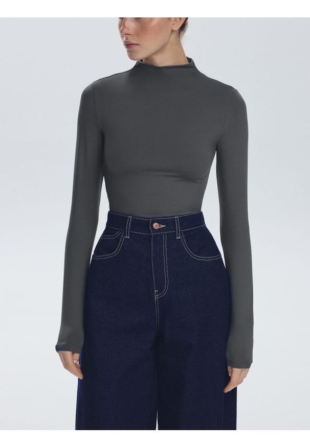 Reserved - Longsleeve ze stójką - szary. Typ kołnierza: kołnierzyk stójkowy. Kolor: szary. Materiał: dzianina. Długość rękawa: długi rękaw. Wzór: gładki