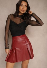 Renee - Bordowa Plisowana Spódnica z Ekoskóry o Rozkloszowanym Kroju Annielle. Okazja: na co dzień. Stan: podwyższony. Kolor: czerwony. Styl: casual, elegancki