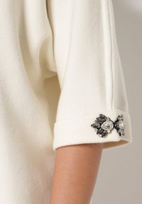 Born2be - Jasnobeżowy Sweter Ozdobiony na Rękawach Cyrkoniami Aletusa. Okazja: na co dzień. Kolor: beżowy. Materiał: jeans. Wzór: aplikacja. Styl: elegancki, casual #5