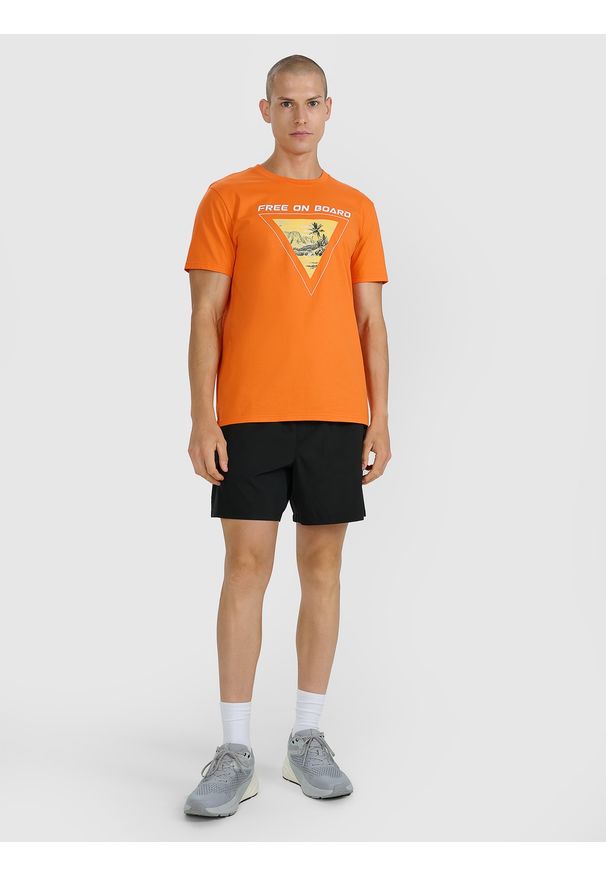 4f - 4F T-shirt regular z nadrukiem męski - pomarańczowy M. Okazja: na co dzień. Kolor: pomarańczowy. Materiał: bawełna, materiał, jersey. Długość rękawa: krótki rękaw. Długość: krótkie. Wzór: nadruk. Styl: wakacyjny, sportowy, klasyczny, casual