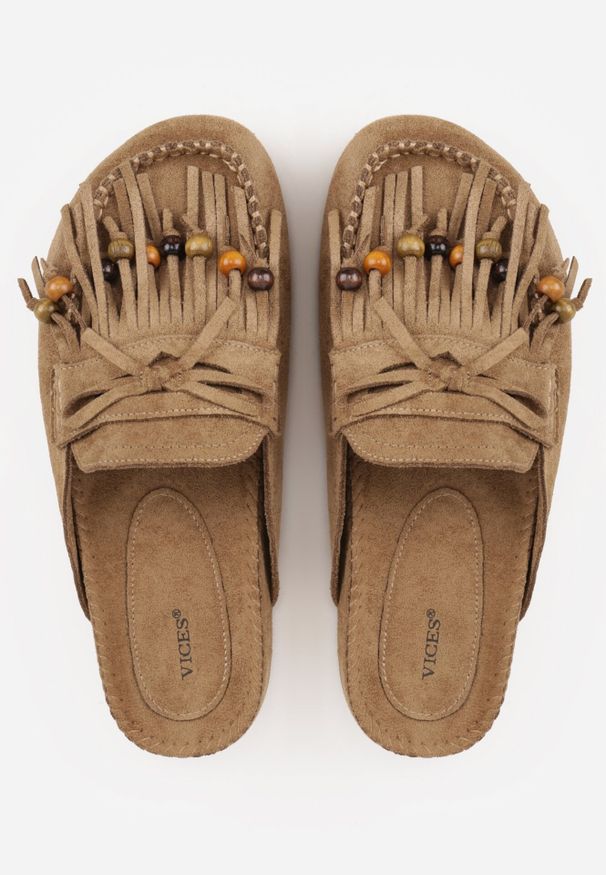 Born2be - Beżowe Klapki VICES Typu Mule z Koralikami Frędzlami i Kokardą Dioleora. Okazja: na co dzień. Kolor: beżowy. Wzór: aplikacja. Styl: elegancki, casual