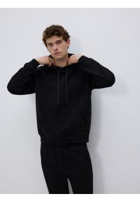Reserved - Bluza regular z kapturem - czarny. Typ kołnierza: kaptur. Kolor: czarny. Materiał: bawełna, dzianina