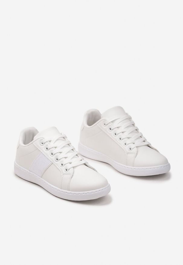 Born2be - Białe Sneakersy z Brokatowym Paskiem na Bogu Calapsa. Nosek buta: okrągły. Zapięcie: pasek. Kolor: biały. Materiał: materiał. Obcas: na obcasie. Wysokość obcasa: niski