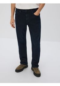 Reserved - Jeansy straight fit - granatowy. Kolor: niebieski