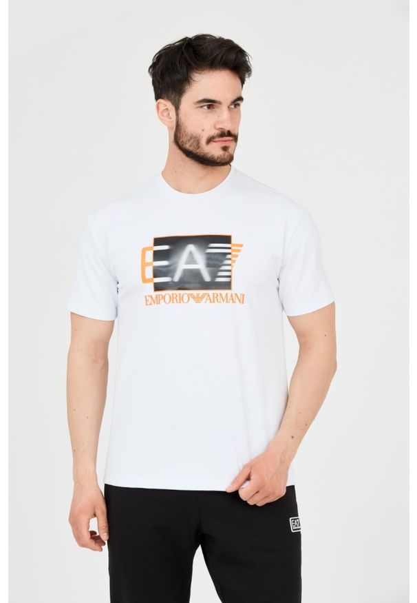 EA7 Emporio Armani - EA7 Biały t-shirt z holograficznym logo. Kolor: biały