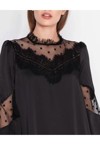 Nissa - NISSA - Czarna sukienka z aplikacją z koronki. Kolor: czarny. Materiał: koronka. Długość rękawa: długi rękaw. Wzór: aplikacja, koronka. Styl: glamour. Długość: mini #4