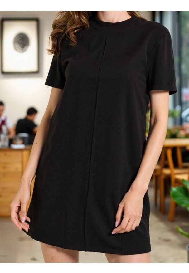 Sinsay - Dzianinowa sukienka mini w prążek - czarny. Kolor: czarny. Materiał: dzianina. Wzór: prążki. Długość: mini