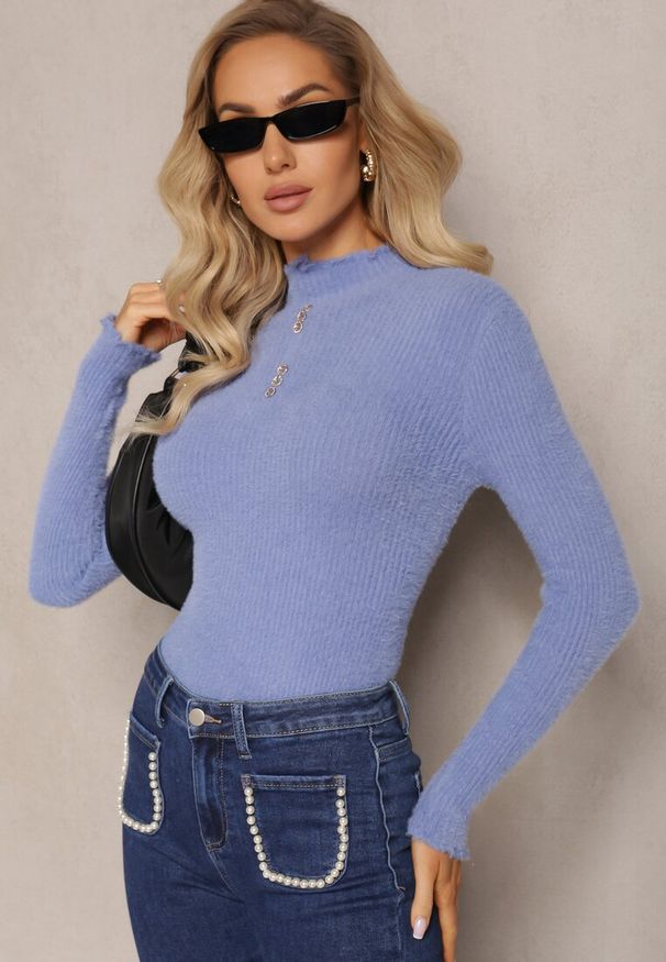 Renee - Niebieski Futerkowy Sweter z Wełny z Półgolfem i Ozdobnymi Guzikami Zekluna. Kolor: niebieski. Materiał: wełna. Wzór: aplikacja