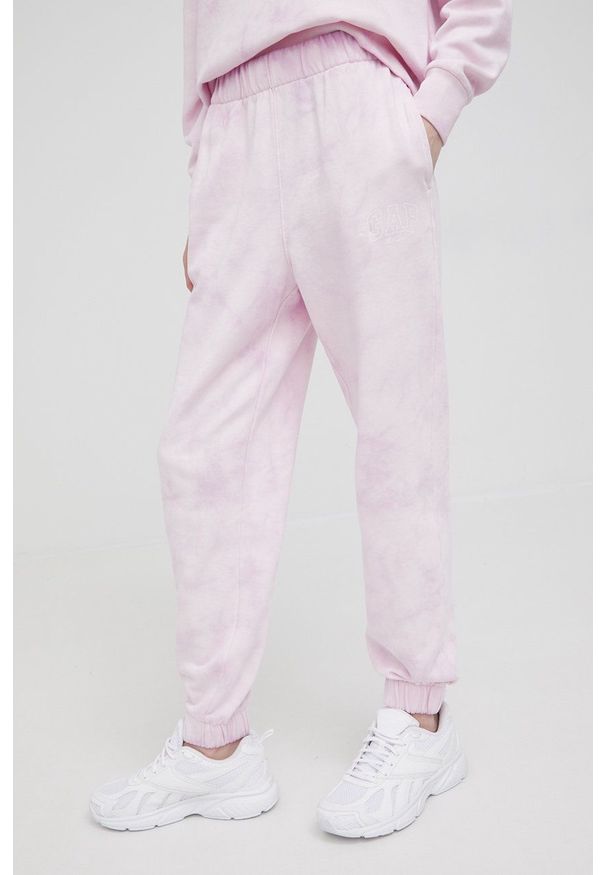 GAP spodnie dresowe damskie kolor różowy z nadrukiem. Stan: podwyższony. Kolor: różowy. Materiał: dresówka. Wzór: nadruk