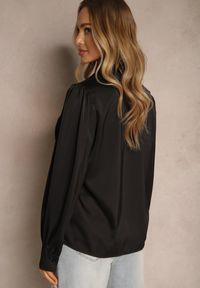 Renee - Czarna Koszula z Bufiastymi Rękawami Kołnierzem z Perłami i Broszką Gonathiel. Okazja: na co dzień, na spotkanie biznesowe. Kolor: czarny. Materiał: jeans. Styl: klasyczny, biznesowy, casual