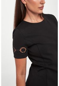 Twinset Milano - Sukienka mini TWINSET. Długość: mini
