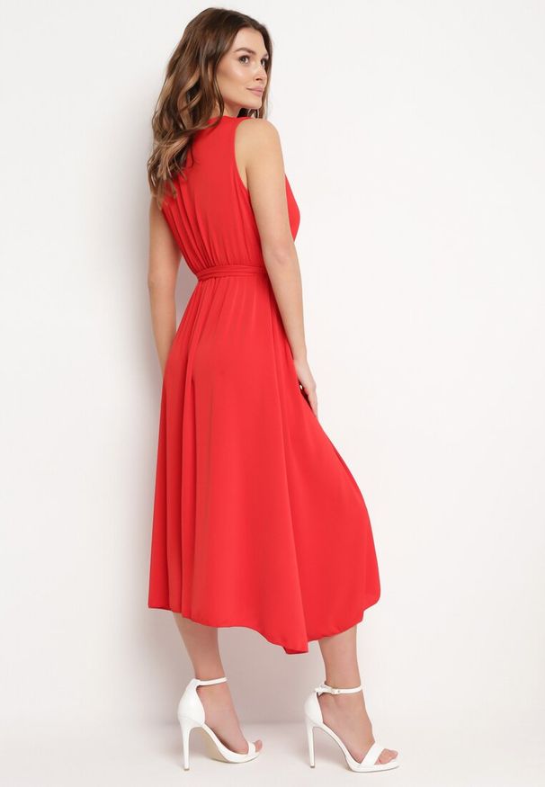 Born2be - Czerwona Sukienka Iolaera. Kolor: czerwony. Materiał: tkanina, materiał. Długość rękawa: na ramiączkach. Wzór: ażurowy, gładki, aplikacja. Sezon: lato. Typ sukienki: kopertowe. Długość: midi