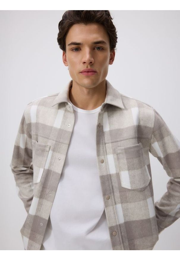 Reserved - Koszula z imitacji zamszu regular fit - beżowy. Kolor: beżowy. Materiał: zamsz