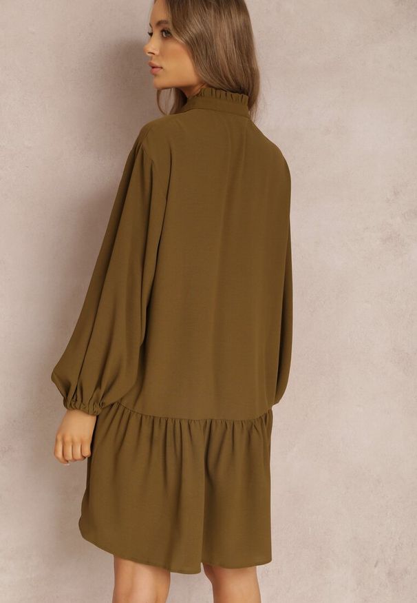 Renee - Ciemnozielona Sukienka Oromeda. Typ kołnierza: kołnierzyk stójkowy. Kolor: zielony. Materiał: tkanina. Długość rękawa: długi rękaw. Wzór: jednolity, gładki. Długość: mini