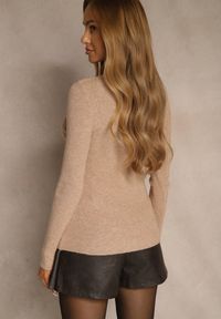 Renee - Ciemnobeżowy Sweter z Bawełną z Prążkowanej Dzianiny Reisaria. Okazja: na co dzień. Kolor: beżowy. Materiał: prążkowany, bawełna, dzianina. Styl: klasyczny, casual #4
