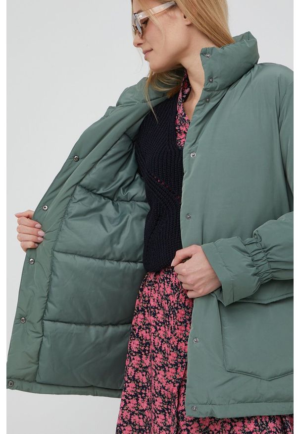 Vero Moda kurtka damska kolor zielony zimowa. Okazja: na co dzień. Kolor: zielony. Materiał: poliester, materiał. Wzór: gładki. Sezon: zima. Styl: casual