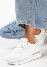 Born2be - Białe Sneakersy na Platformie z Kontrastową Lamówką Slaias. Kolor: biały. Obcas: na platformie