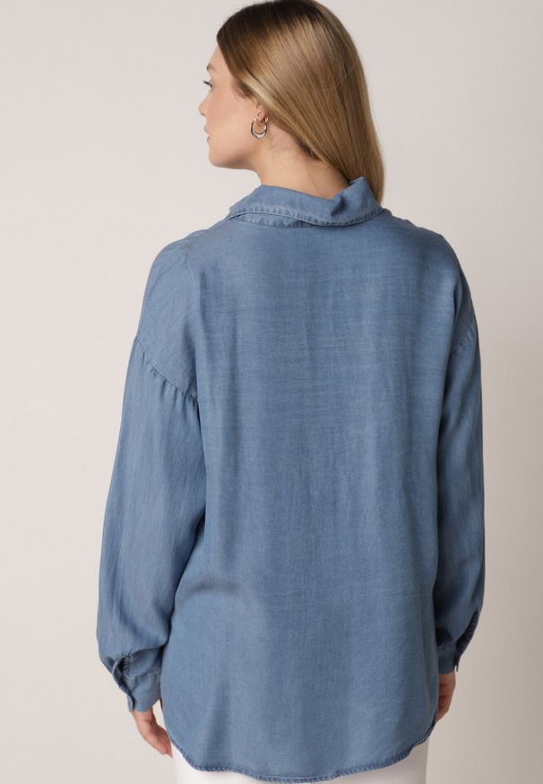 Born2be - Niebieska Koszula Jeansowa z Bawełną Ozdobiona Kieszonką Koreti. Okazja: na co dzień. Kolor: niebieski. Materiał: jeans, bawełna. Wzór: aplikacja. Styl: elegancki, casual, klasyczny