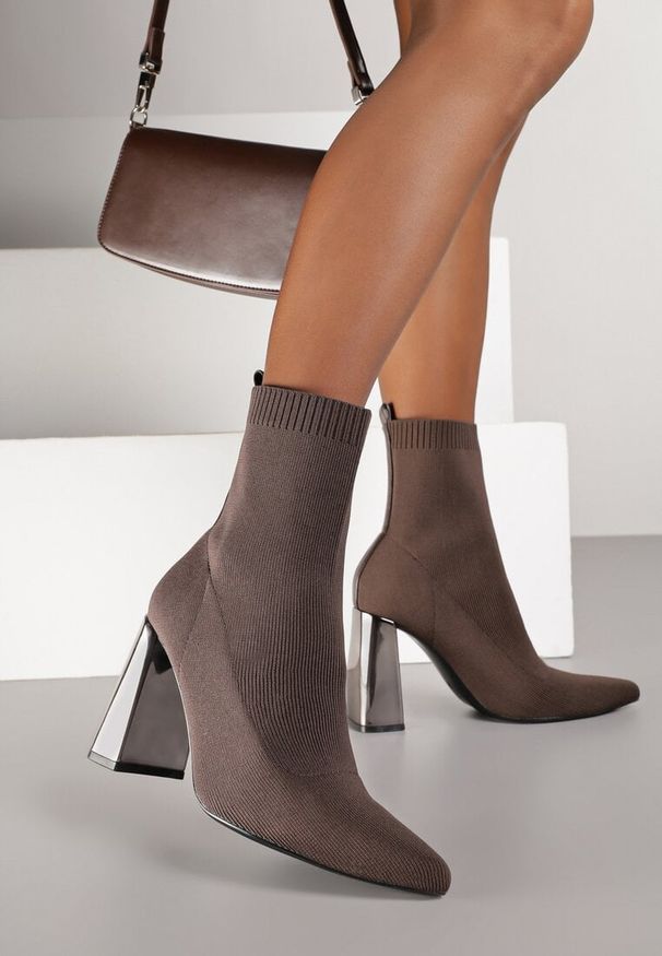 Renee - Brązowe Botki Vices na Słupku ze Skarpetową Cholewką Falacesa. Okazja: na co dzień. Kolor: brązowy. Materiał: jeans. Szerokość cholewki: normalna. Obcas: na słupku. Styl: casual, elegancki