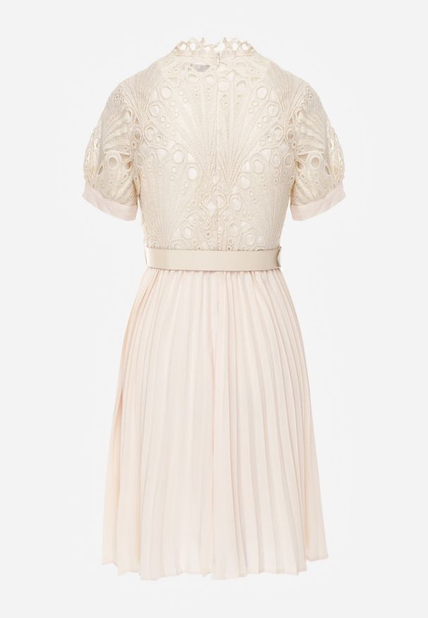 Born2be - Beżowa Sukienka o Rozkloszowanym Kroju z Koronką Plisami i Paskiem Bryne. Kolor: beżowy. Materiał: koronka. Długość rękawa: krótki rękaw. Wzór: koronka. Styl: klasyczny