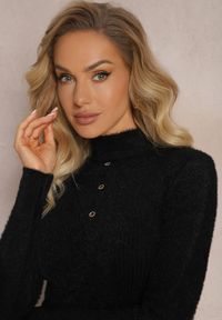 Renee - Czarny Sweterkowy Golf w Prążki z Ozdobnymi Guzikami Fortena. Typ kołnierza: golf. Kolor: czarny. Materiał: materiał, prążkowany. Wzór: prążki. Styl: klasyczny #4
