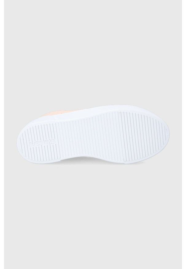 Levi's® - Levi's tenisówki Tijuana 2.0 damskie kolor pomarańczowy. Okazja: na spotkanie biznesowe. Nosek buta: okrągły. Zapięcie: sznurówki. Kolor: pomarańczowy. Materiał: włókno, guma. Obcas: na platformie. Styl: biznesowy