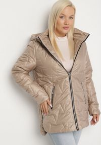 Born2be - Beżowa Pikowana Kurtka z Kapturem w Klasycznym Stylu Mallissa. Okazja: na spacer. Typ kołnierza: kaptur. Kolekcja: plus size. Kolor: beżowy. Materiał: jeans. Wzór: aplikacja. Styl: klasyczny
