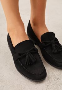 Renee - Czarne Mokasyny z Imitacji Zamszu z Aplikacją w Kształcie Kokardy z Frędzlami Edea. Kolor: czarny. Materiał: zamsz. Wzór: aplikacja. Styl: boho #8