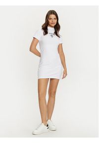 Guess Sukienka codzienna V4YK02 KCDH1 Biały Slim Fit. Okazja: na co dzień. Kolor: biały. Materiał: bawełna. Typ sukienki: proste. Styl: casual