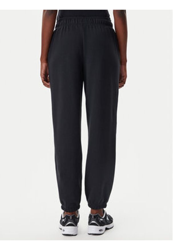 New Balance Spodnie dresowe Essentials WP41500 Czarny Relaxed Fit. Kolor: czarny. Materiał: bawełna, syntetyk