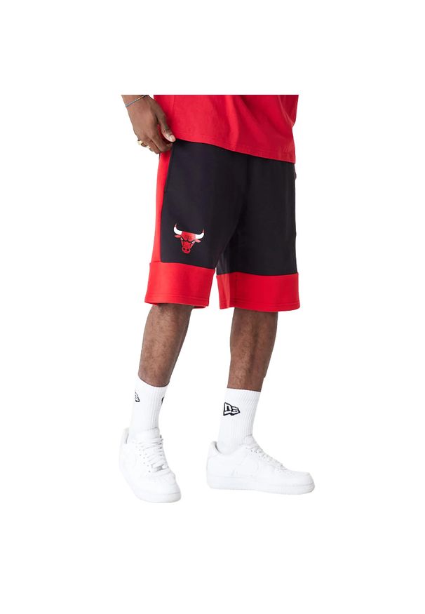 Spodnie sportowe męskie New Era Nba Colour Block Short Bulls. Kolor: czerwony, czarny, wielokolorowy. Długość: krótkie