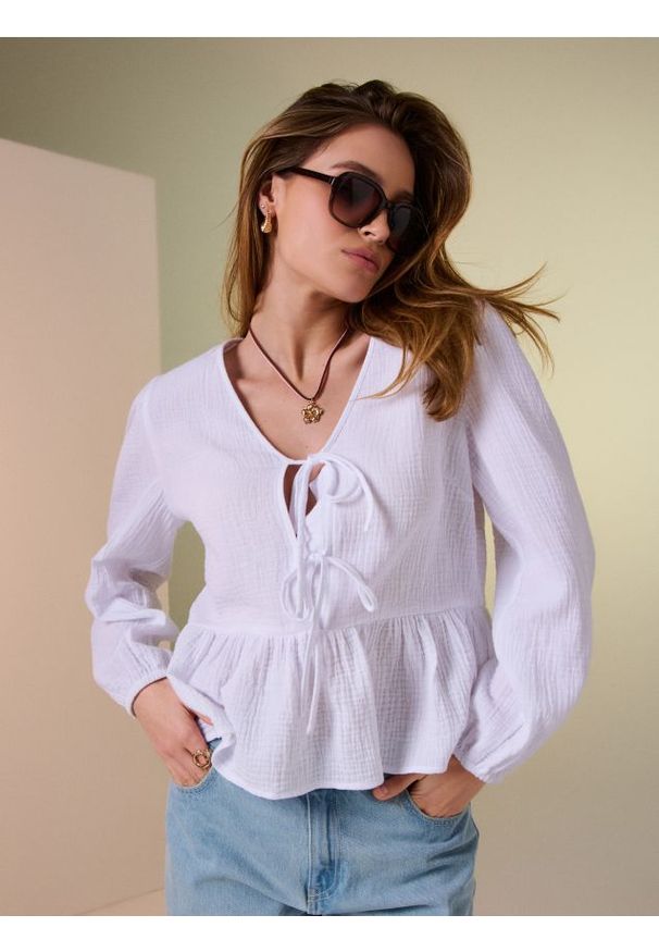 Sinsay - Koszulowa bluzka z muślinu z ozdobnym wiązaniem - biały. Kolor: biały