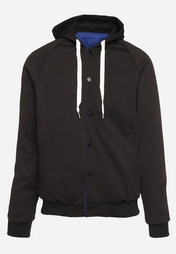 Born2be - Niebiesko-Czarna Dwustronna Kurtka Bomberka z Kapturem Ozdobiona Paskami i Napisami Mevalora. Okazja: na co dzień. Typ kołnierza: kaptur. Kolor: niebieski. Materiał: jeans, skóra. Wzór: napisy, aplikacja. Styl: casual, klasyczny, elegancki