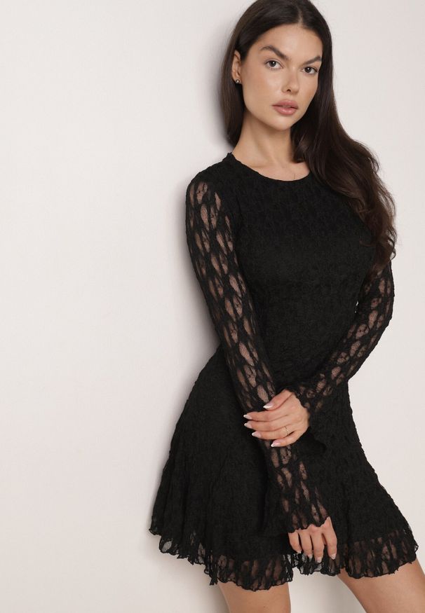 Born2be - Czarna Sukienka Koronkowa z Rozkloszowanymi Rękawami Cinatea. Okazja: na co dzień. Typ kołnierza: kokarda. Kolor: czarny. Materiał: koronka. Typ sukienki: proste. Styl: casual