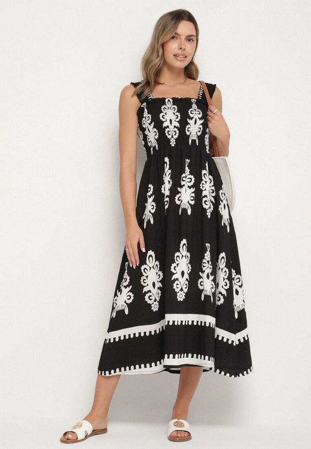 Born2be - Czarna Wiskozowa Sukienka o Rozkloszowanym Kroju w Ornamentny Wzór Adoxie. Okazja: na co dzień, na spacer. Kolor: czarny. Materiał: wiskoza. Długość rękawa: na ramiączkach. Typ sukienki: rozkloszowane, proste. Styl: casual, klasyczny