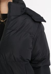 Born2be - Czarna Pudełkowa Kurtka Pikowana z Kapturem Anena. Typ kołnierza: kaptur. Kolor: czarny. Styl: elegancki #5