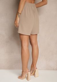 Renee - Ciemnobeżowe Szorty z Wiskozą Ozdobione Sznurkiem Saralieve. Okazja: na spacer. Kolor: beżowy. Materiał: wiskoza. Wzór: aplikacja. Sezon: lato #5