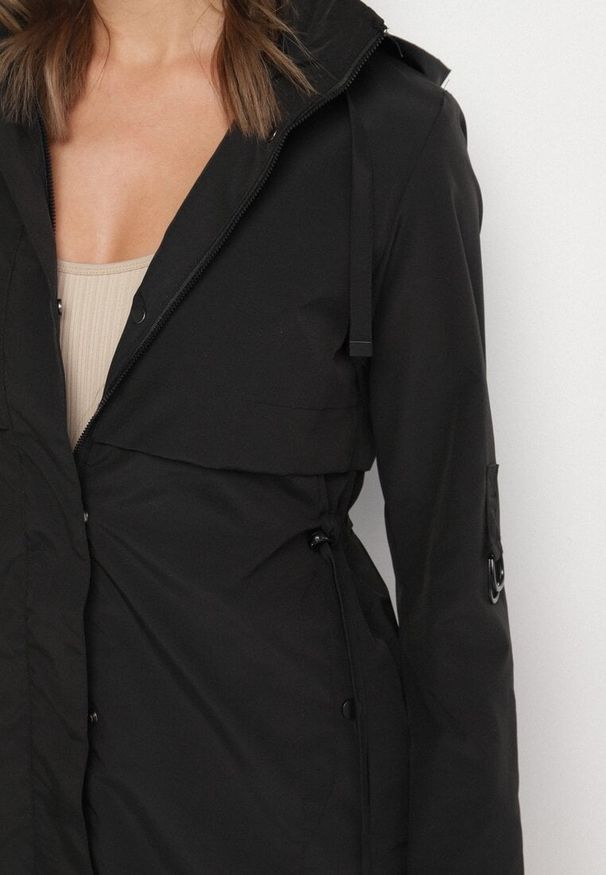 Born2be - Czarna Kurtka Parka z Kapturem Odpinanym w Stylu Utility Janiora. Okazja: na co dzień. Typ kołnierza: kaptur. Kolor: czarny. Długość rękawa: długi rękaw. Długość: długie. Styl: klasyczny, casual