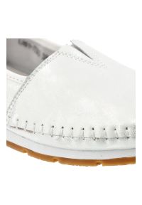 Półbuty damskie S.Barski, cholewka ze skóry naturalnej gładkiej wsuwany fason elastyczne wstawki po bokach widoczne przeszycia wokół noska niski prof. Okazja: na spacer, na co dzień. Kolor: srebrny. Materiał: skóra. Szerokość cholewki: normalna. Wzór: gładki. Styl: casual, elegancki #5