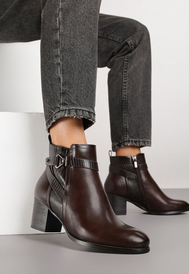 Renee - Brązowe Botki na Słupkowym Obcasie z Eleganckim Zdobieniem przy Cholewce Tulaneira. Okazja: na co dzień. Kolor: brązowy. Materiał: jeans. Szerokość cholewki: normalna. Wzór: aplikacja. Obcas: na obcasie. Styl: elegancki. Wysokość obcasa: średni