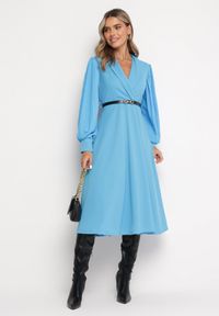 Born2be - Niebieska Sukienka Rozkloszowana z Paskiem Aidyn. Kolor: niebieski. Typ sukienki: kopertowe. Styl: elegancki. Długość: midi
