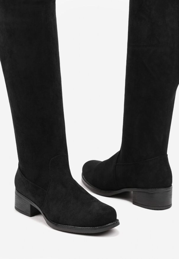 Born2be - Czarne Płaskie Kozaki w Stylu Muszkieterek Ściągane Troczkiem Avasira. Okazja: na co dzień. Kolor: czarny. Szerokość cholewki: normalna. Wzór: aplikacja. Wysokość cholewki: przed kolano. Materiał: wełna. Obcas: na obcasie. Styl: klasyczny, casual, elegancki. Wysokość obcasa: niski