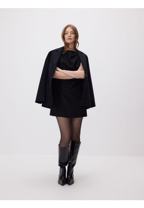 Reserved - Sukienka mini z drapowaniem - czarny. Kolor: czarny. Materiał: tkanina. Długość: mini