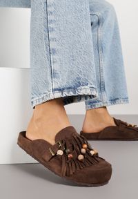 Renee - Brązowe Klapki na Platformie Ozdobione Koralikami Klamrami i Frędzlami Leurecea. Okazja: na co dzień. Kolor: brązowy. Materiał: jeans. Wzór: aplikacja. Sezon: lato. Obcas: na platformie. Styl: casual, elegancki #1