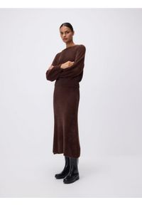 Reserved - Pluszowy sweter - ciemnobrązowy. Kolor: brązowy. Materiał: dzianina