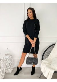 ModnaKiecka.pl - Czarna Sweterkowa Sukienka z Broszką 9159-185-B. Okazja: na spacer, na co dzień. Kolor: czarny. Materiał: wiskoza, elastan. Długość rękawa: długi rękaw. Wzór: jednolity. Sezon: zima, jesień. Typ sukienki: proste. Styl: casual, klasyczny #1