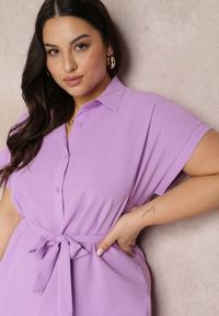 Renee - Fioletowa Sukienka Koszulowa Wiązana w Pasie z Krótkimi Rękawami Wellwood. Kolekcja: plus size. Kolor: fioletowy. Materiał: tkanina. Długość rękawa: krótki rękaw. Wzór: gładki. Sezon: lato, wiosna. Typ sukienki: koszulowe. Długość: midi #4