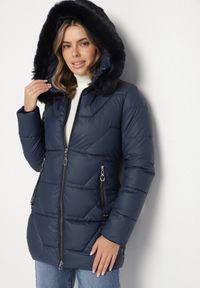 Born2be - Granatowa Taliowana Kurtka Pikowana z Kapturem z Futrem Nalaseva. Okazja: na co dzień. Typ kołnierza: kaptur. Kolor: niebieski. Materiał: futro. Sezon: zima. Styl: casual, elegancki #1