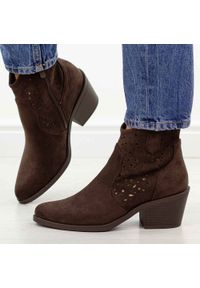 Brązowe botki damskie, kowbojki S.Barski 8012. Okazja: na co dzień. Kolor: brązowy. Materiał: zamsz. Szerokość cholewki: normalna. Sezon: wiosna, jesień, lato. Obcas: na obcasie. Styl: casual, elegancki, klasyczny. Wysokość obcasa: średni #1