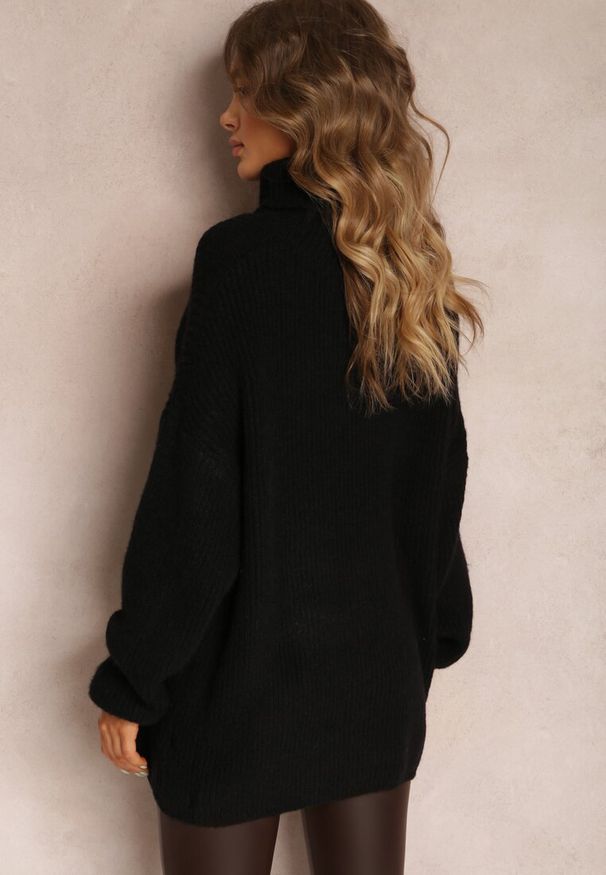 Renee - Czarny Golf Oversize Malia. Okazja: na co dzień. Typ kołnierza: golf. Kolor: czarny. Materiał: skóra, dzianina, wiskoza, jeans. Długość rękawa: długi rękaw. Długość: długie. Wzór: prążki, ze splotem. Styl: klasyczny, casual